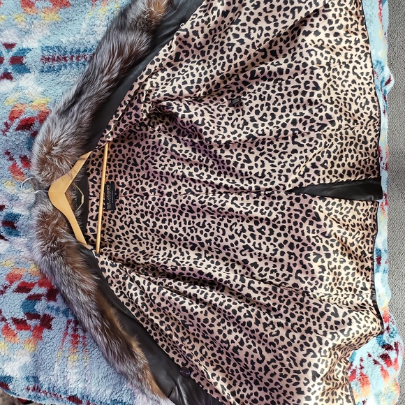 St. John large womens leather jacket. - Picture 5 of 8